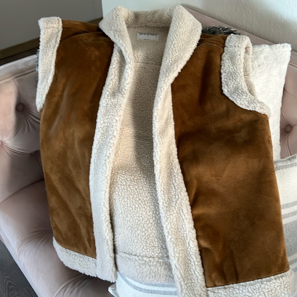 New with tags faux fur vest from old navy in brown. Women’s small. Regular fit.